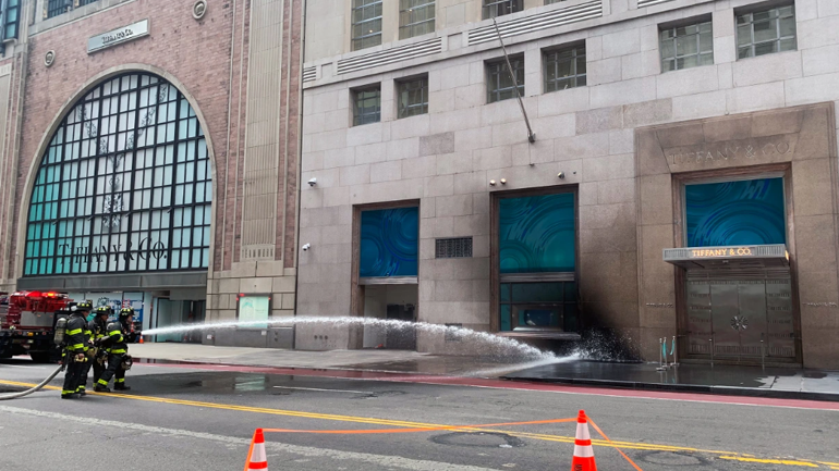 Συναγερμός στη Νέα Υόρκη για πυρκαγιά στο υπόγειο του θρυλικού καταστήματος Tiffany