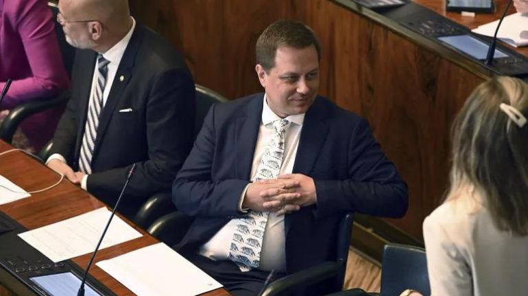 Φινλανδία: Ο υπουργός Οικονομίας παραιτήθηκε ύστερα από αναφορές του στους Ναζί Φινλανδία: Ο υπουργός Οικονομίας παραιτήθηκε ύστερα από αναφορές του στους Ναζί