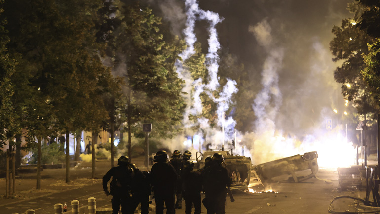 Παρίσι: Η αστυνομία απομακρύνει διαδηλωτές από την Πλας ντε λα Κονκόρντ