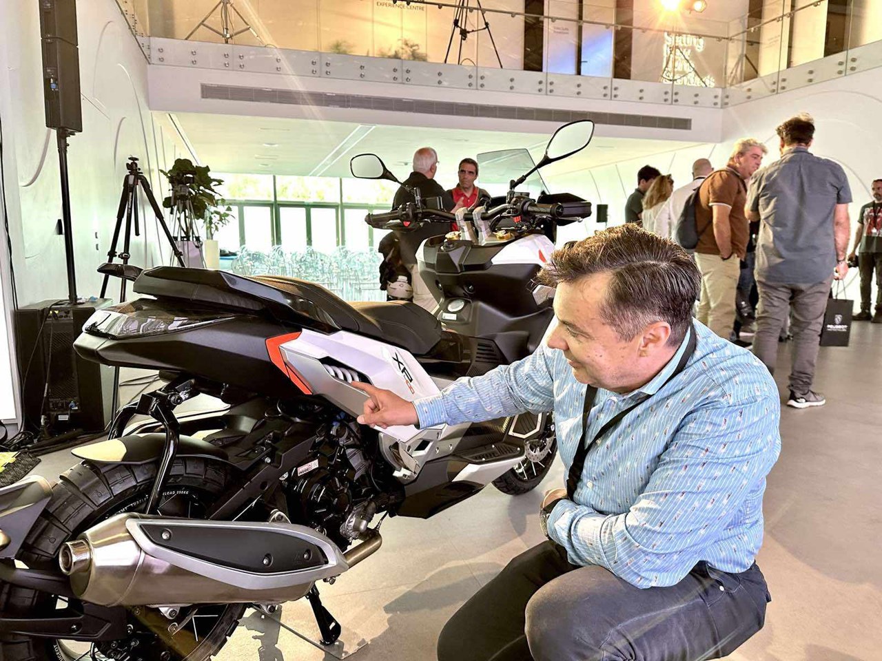 Στο πίσω μέρος του XP400 βρίσκουμε και μοχλικό και αμορτισέρ. Ξεκάθαρος στόχος της Peugeot η άνεση του αναβάτη. 