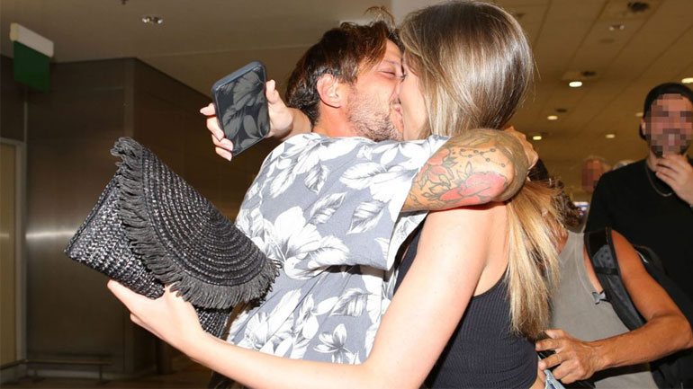 Ο Ηλίας Μπόγδανος επέστρεψε στην Ελλάδα – Τα παθιασμένα φιλιά με την Αλεξάνδρα Εξαρχοπούλου