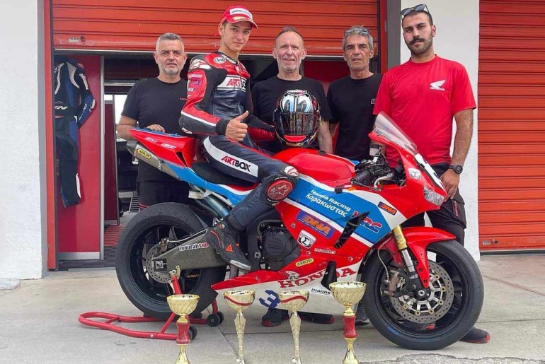 Ο Βασίλης Παντελεάκης και η ομάδα του στην κατηγορία SSP