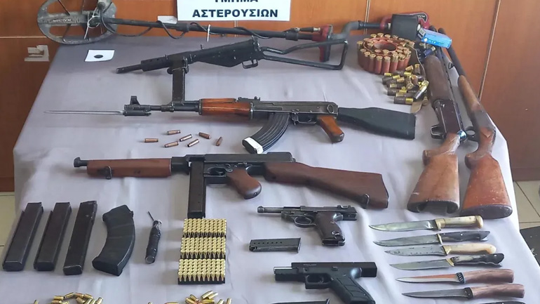 Ηράκλειο: Ποινικές διώξεις σε βαθμό κακουργήματος σε πατέρα και γιο για τα όπλα