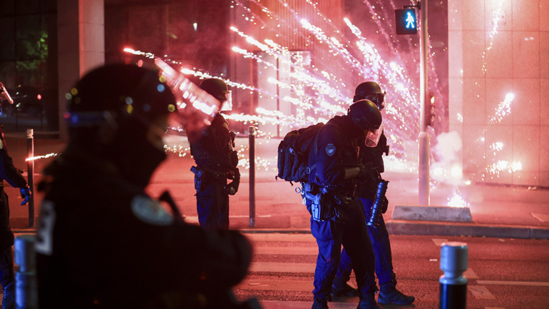 Ταραξίες λεηλάτησαν κατάστημα όπλων στο κέντρο της Μασσαλίας – Μία σύλληψη