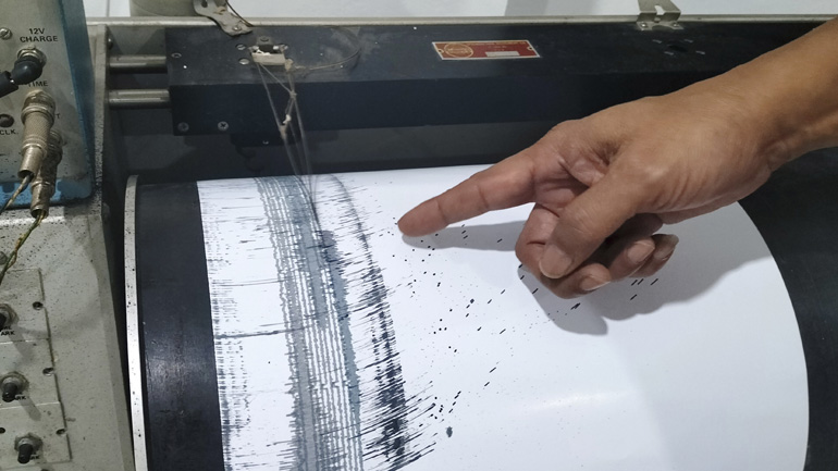 Ένας νεκρός και δέκα τραυματίες από σεισμό 6,4 Ρίχτερ στην Ινδονησία