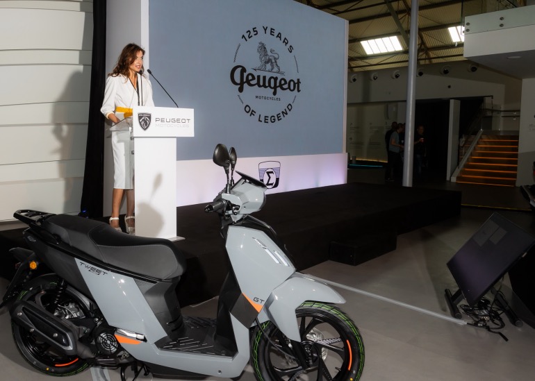 Η Μαρία Ξυτάκη και σε πρώτο πλάνο το Tweet GT