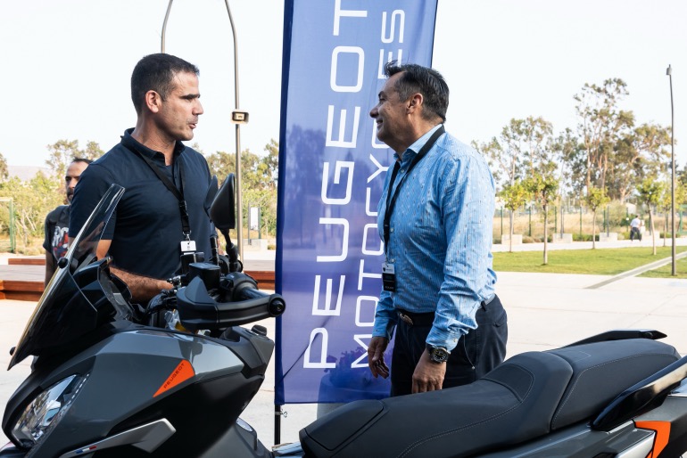 Ο Αλέξανδρος Σαρακάκης δείχνει ιδιαίτερο ενδιαφέρον για την Peugeot Motorcycles, όπως φάνηκε από τη συζήτηση με τον Δημήτρη Διατσίδη