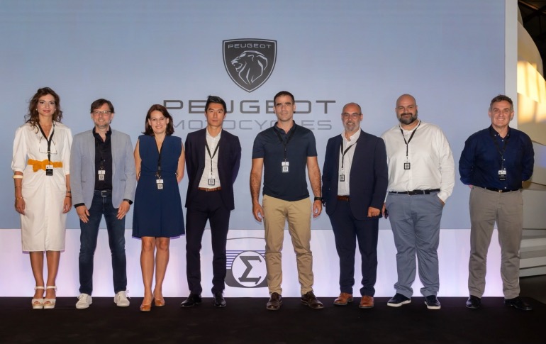 Η ομάδα του Ομίλου Σαρακάκη με τους δύο εκπροσώπους της Peugeot Motorcycles