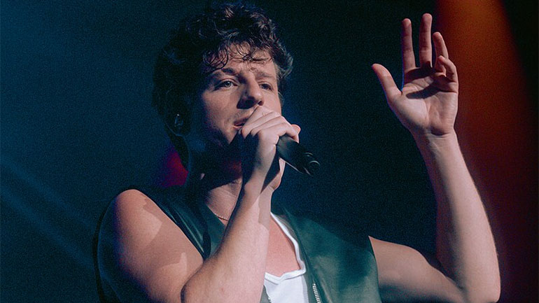 Τσάρλι Πουθ: Ζήτησε από τους θαυμαστές να σταματήσουν να πετάνε αντικείμενα στη σκηνή