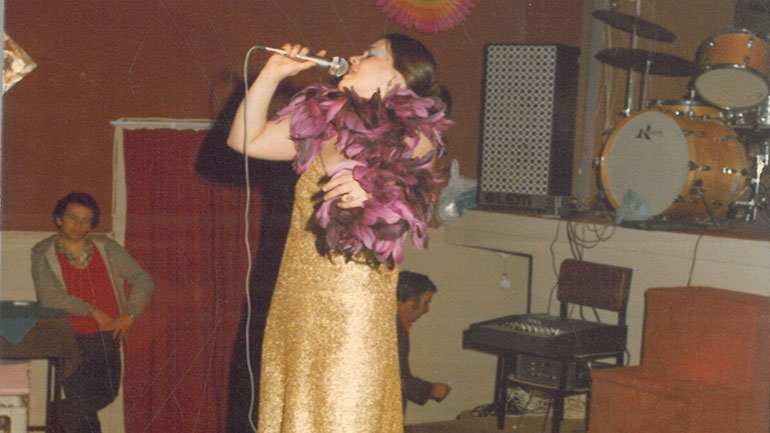 Η καθημερινή και η νυχτερινή Αθήνα τα τελευταία 70 χρόνια μέσα από το βιβλίο της Κέβης Σαρρή «Χάρις σ’ εσένα»