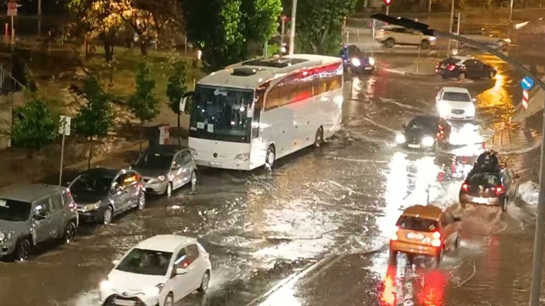 Άνοιξαν οι ουρανοί στη Θεσσαλονίκη – Ποτάμια οι δρόμοι