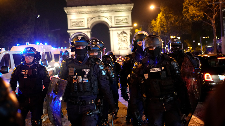 Για πέμπτη νύχτα συνεχίστηκαν οι συγκρούσεις στη Γαλλία