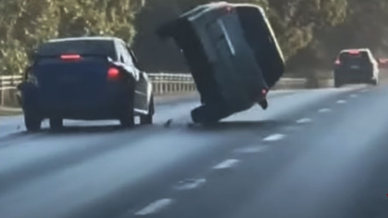 Ο βλάκας της χρονιάς: Τράκαρε τον άλλον, τούμπαρε μόνος το αμάξι του και τελικά τράβηξε και μαχαίρι