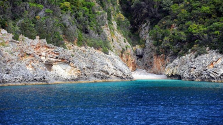 Λευκάδα: Μηχανική βλάβη παρουσίασε τουριστικό σκάφος με 20 επιβάτες