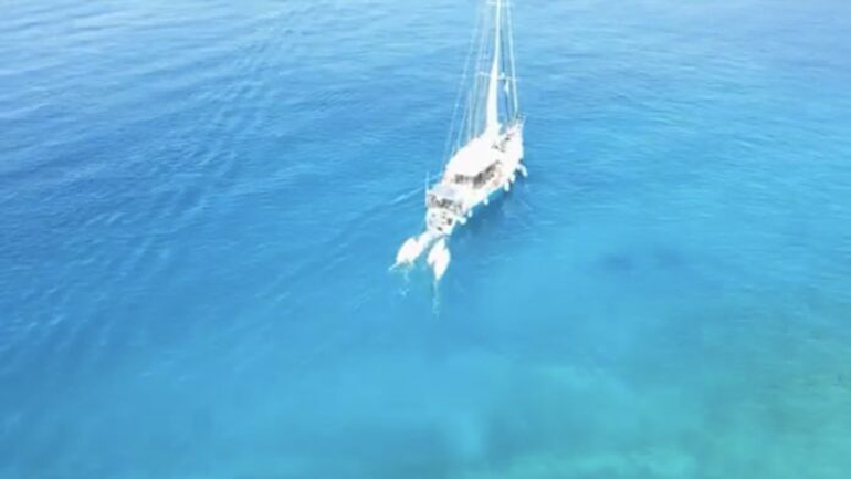 Απόνησος: Η εξωτική παραλία στο Αγκίστρι που θυμίζει Καραϊβική