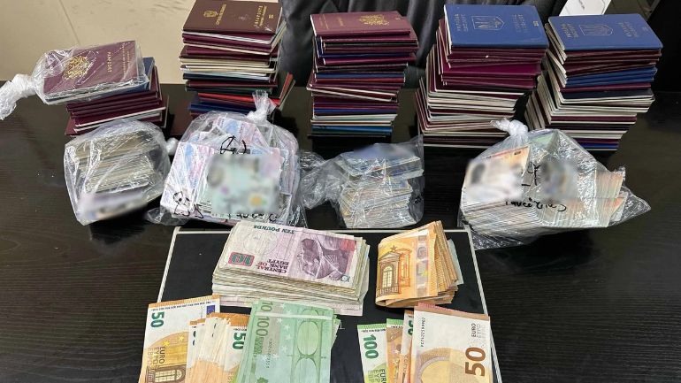 Συνελήφθησαν 2 άτομα που διακινούσαν πλαστά και κλεμμένα ταξιδιωτικά έγγραφα