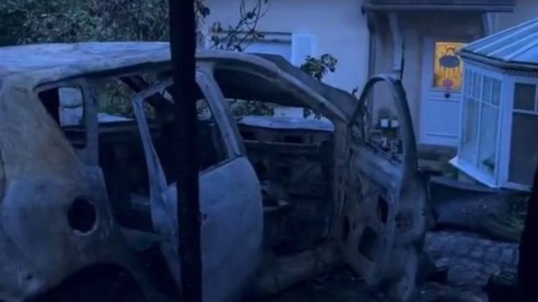 Γαλλία: Επίθεση στο σπίτι δημάρχου πόλης κοντά στο Παρίσι – Έριξαν αυτοκίνητο και το πυρπόλησαν