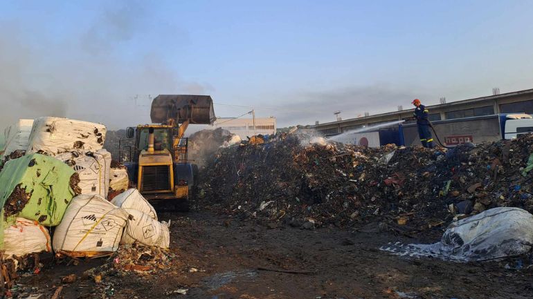 Πυρκαγιά σε εργοστάσιο ανακύκλωσης στη Μάνδρα