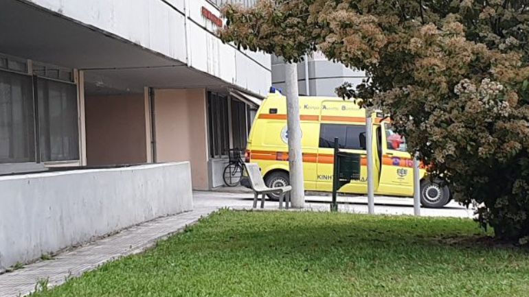 Κατέληξε η 56χρονη που έπεσε από τον 4ο όροφο πολυκατοικίας στα Τρίκαλα