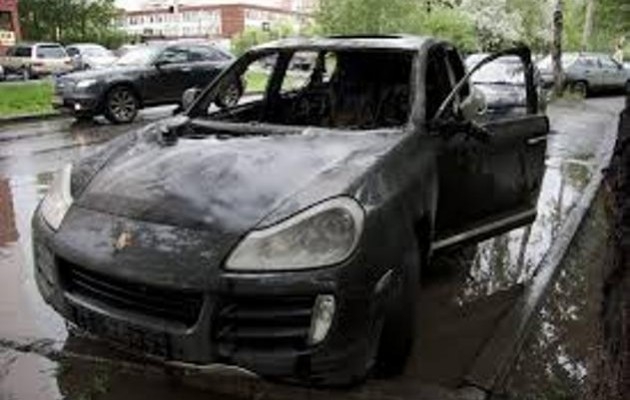 Η καμένη Porsche Cayenne