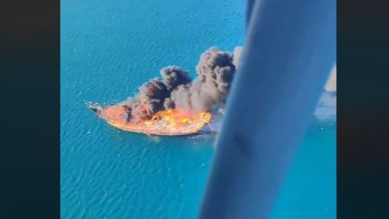 H στιγμή που τουριστικό πλοιάριο στη Ρόδο παίρνει φωτιά και καίγεται ολοσχερώς