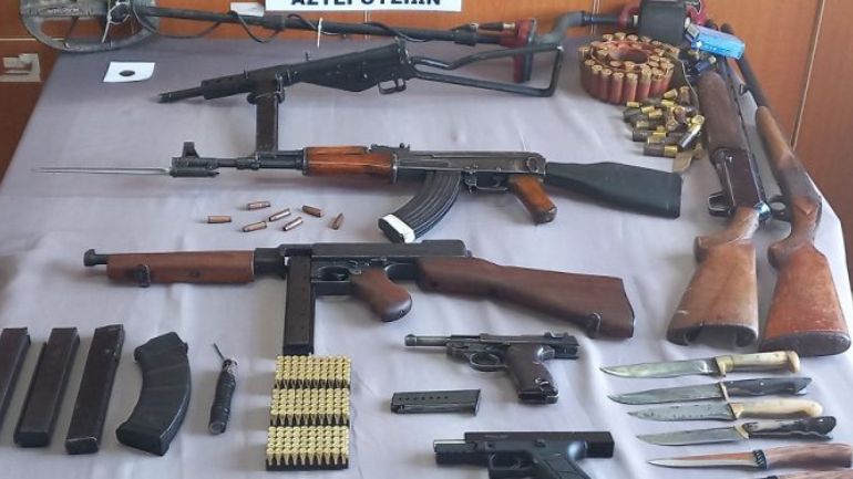 Ελεύθεροι με όρους πατέρας και γιος που είχαν «οπλοστάσιο» στο σπίτι τους στο Ηράκλειο