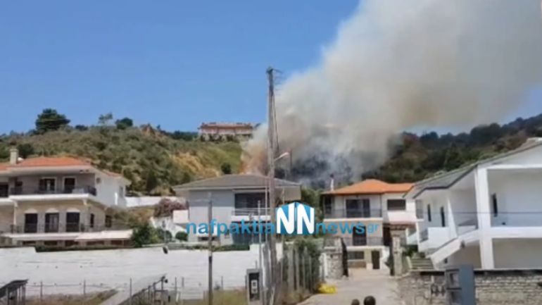 Φωτιά κοντά σε σπίτια στον Πλατανίτη Ναυπακτίας