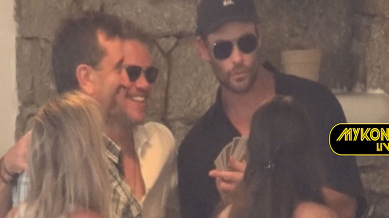 Matt Damon-Liam και Chris Hemsworth: Ξετρελάθηκαν με τα σουβλάκια στη Μύκονο οι stars του Hollywood