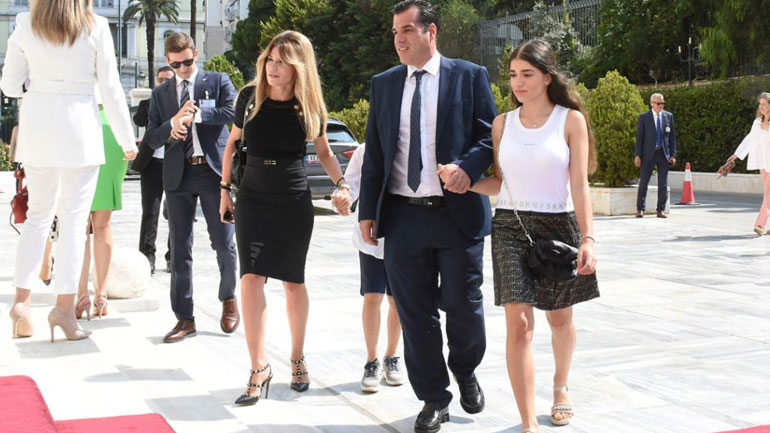 Θάνος Πλεύρης: Στο πλευρό του η οικογένειά του στην ορκωμοσία της νέας Βουλής