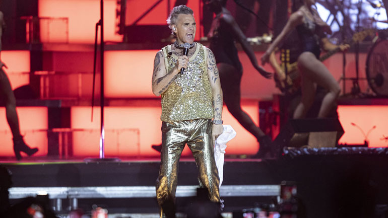 Robbie Williams: Το νέο βίντεο μετά τις αντιδράσεις που προκάλεσε το κακόγουστο αστείο για τους Έλληνες