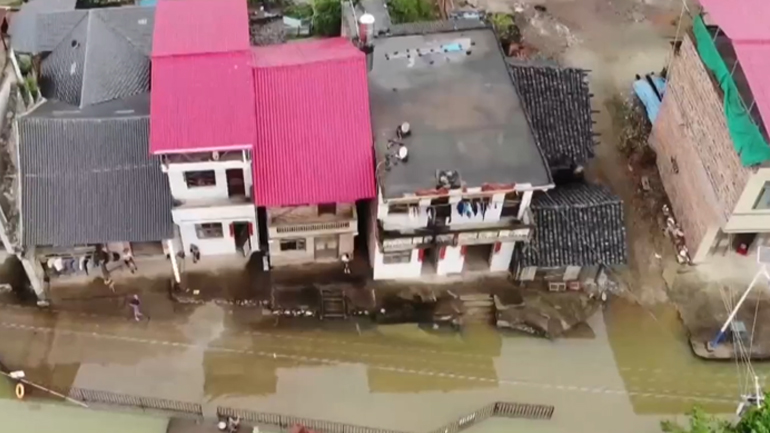 Ένας νεκρός και δύο αγνοούμενοι εξαιτίας των πλημμυρών στην Κίνα Ένας νεκρός και δύο αγνοούμενοι εξαιτίας των πλημμυρών στην Κίνα