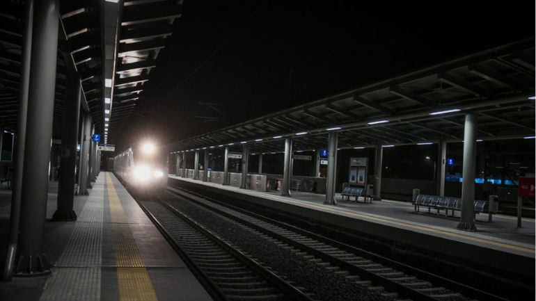 Σε εξέλιξη επιχείρηση απεγκλωβισμού από συρμό του προαστιακού στην Κάντζα