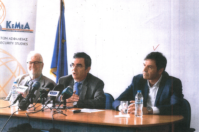 Ο πρώην υφυπουργός Λευτέρης Οικονόμου στο μέσον - Εξ αριστερών του ο Νικόλαος Γερασιμίδης 