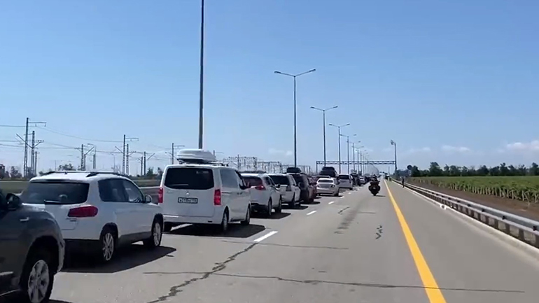 Ουρά 13 χλμ. σχηματίζουν οχήματα Ρώσων παραθεριστών που πηγαίνουν για διακοπές στην Κριμαία