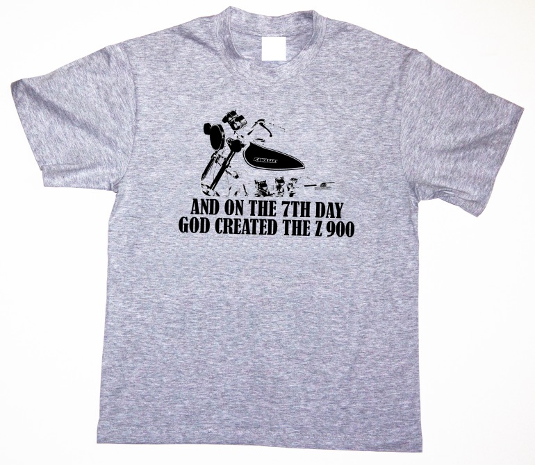 "Και την 7η ημέρα ο Θεός έφτιαξε την Ζ900", μας υπενθυμίζει το μπλουζάκι