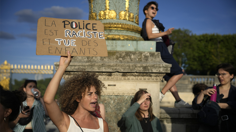 Δολοφονία 17χρονου: Μετρά τις πληγές της η Γαλλία – Συγκεντρώσεις αλληλεγγύης στα δημαρχεία