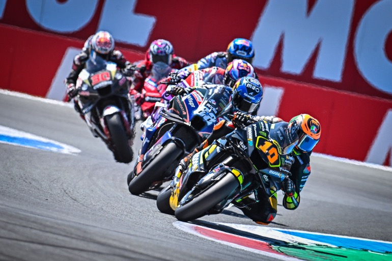 Ο Luca Marini (10) προηγείται σε γκρουπ αναβατών στον Αγώνα της Ολλανδίας