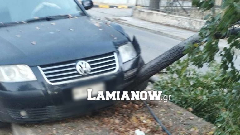 Οδηγός στη Λαμία κοιμήθηκε στο τιμόνι, καβάλησε το κράσπεδο και έκοψε δέντρα