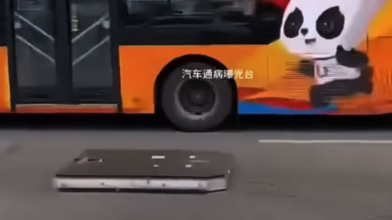 Δείτε την μπαταρία από κινέζικο ηλεκτρικό αυτοκίνητο να πέφτει εν κινήσει