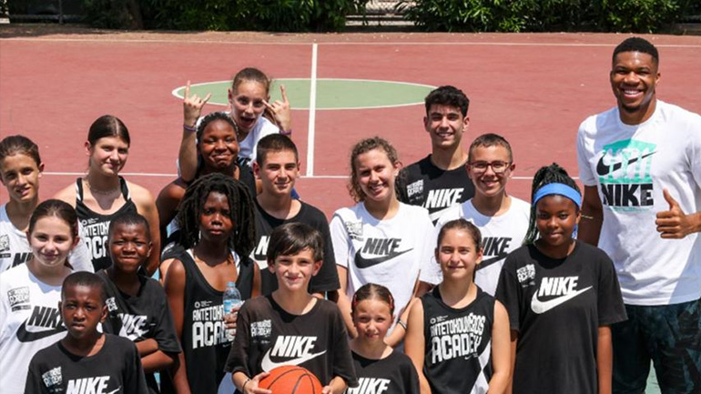 Έπαιξε μπάσκετ στα Σεπόλια με παιδιά της Antetokounbros Academy ο Γιάννης Αντετοκούνμπο!