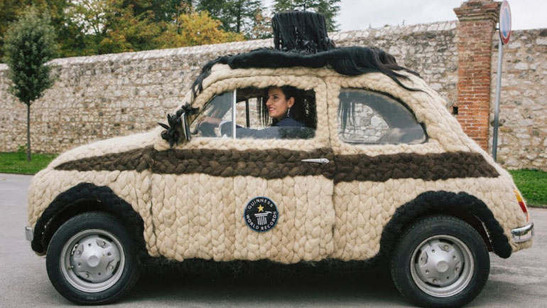 Το πιο μαλλιαρό αυτοκίνητο στον κόσμο έχει 100 κιλά ανθρώπινης τρίχας!