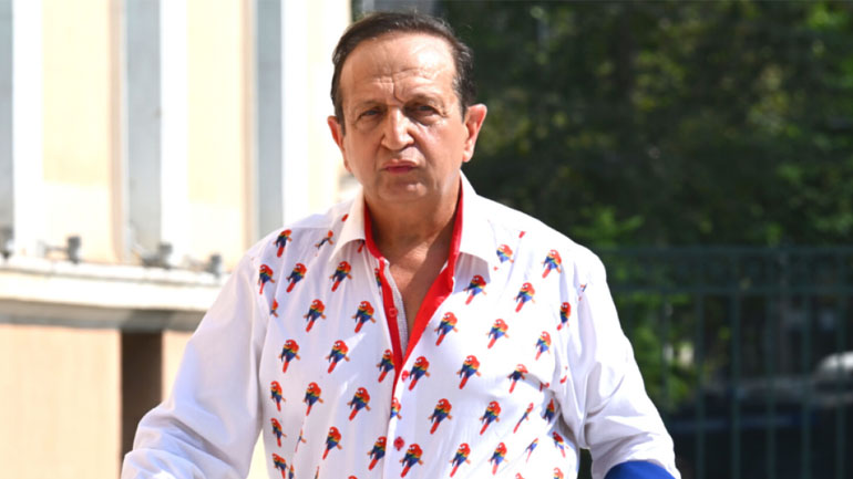 Ο Σπύρος Μπιμπίλας απαντά στα σχόλια που δέχτηκε για το πουκάμισο με τους παπαγάλους στη Βουλή