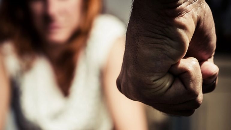 Άγριος ξυλοδαρμός γυναίκας σε παραλία της Κρήτης – Αναζητείται ο δράστης