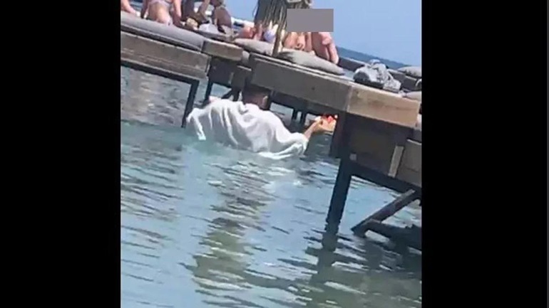 Παραμένουν οι πλωτές ξαπλώστρες στο κατάστημα που σερβίρει δια θαλάσσης στη Ρόδο