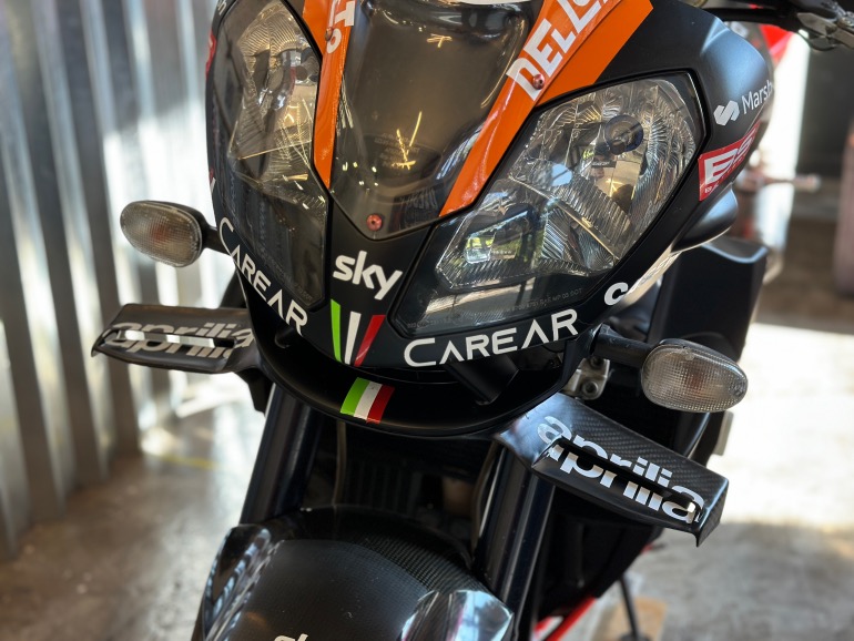 Η οπτική συγγένεια με τα αεροδυναμικά βοηθήματα του MotoGP είναι εμφανής