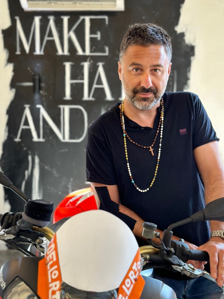 Ο Κώστας Κουκάς με την μοναδική του Aprilia Tuono R