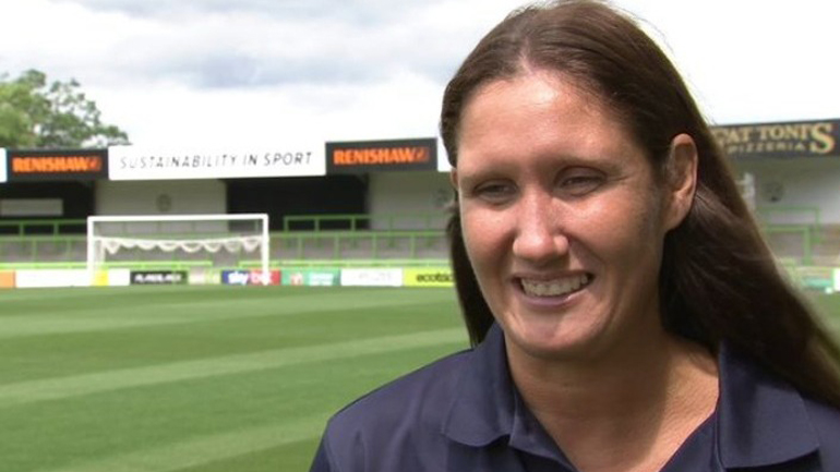 Η Ντίνγκλεϊ της Φόρεστ Γκριν έγινε η πρώτη γυναίκα προπονητής σε ανδρική επαγγελματική ομάδα στην Αγγλία