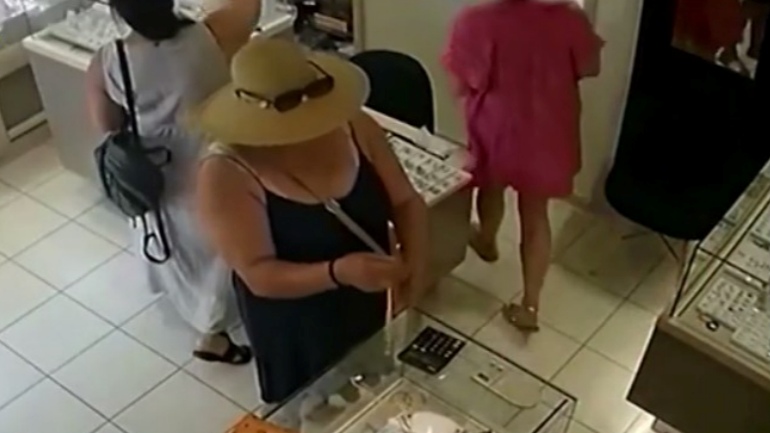 Κρήτη: Προσποιήθηκαν τις πελάτισσες και έκλεψαν κοσμηματοπωλείο