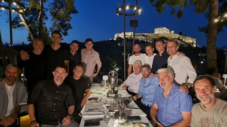 Οι «legends» του EURO 2004 δείπνησαν με το τρόπαιο και θέα την Ακρόπολη