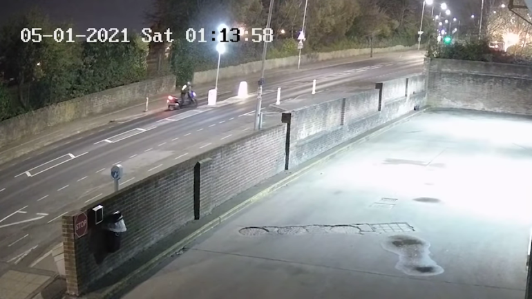 Σκηνοθέτησε ατύχημα με μοτοσυκλέτα και τον “έπιασαν” οι κάμερες διπλανού κτηρίου